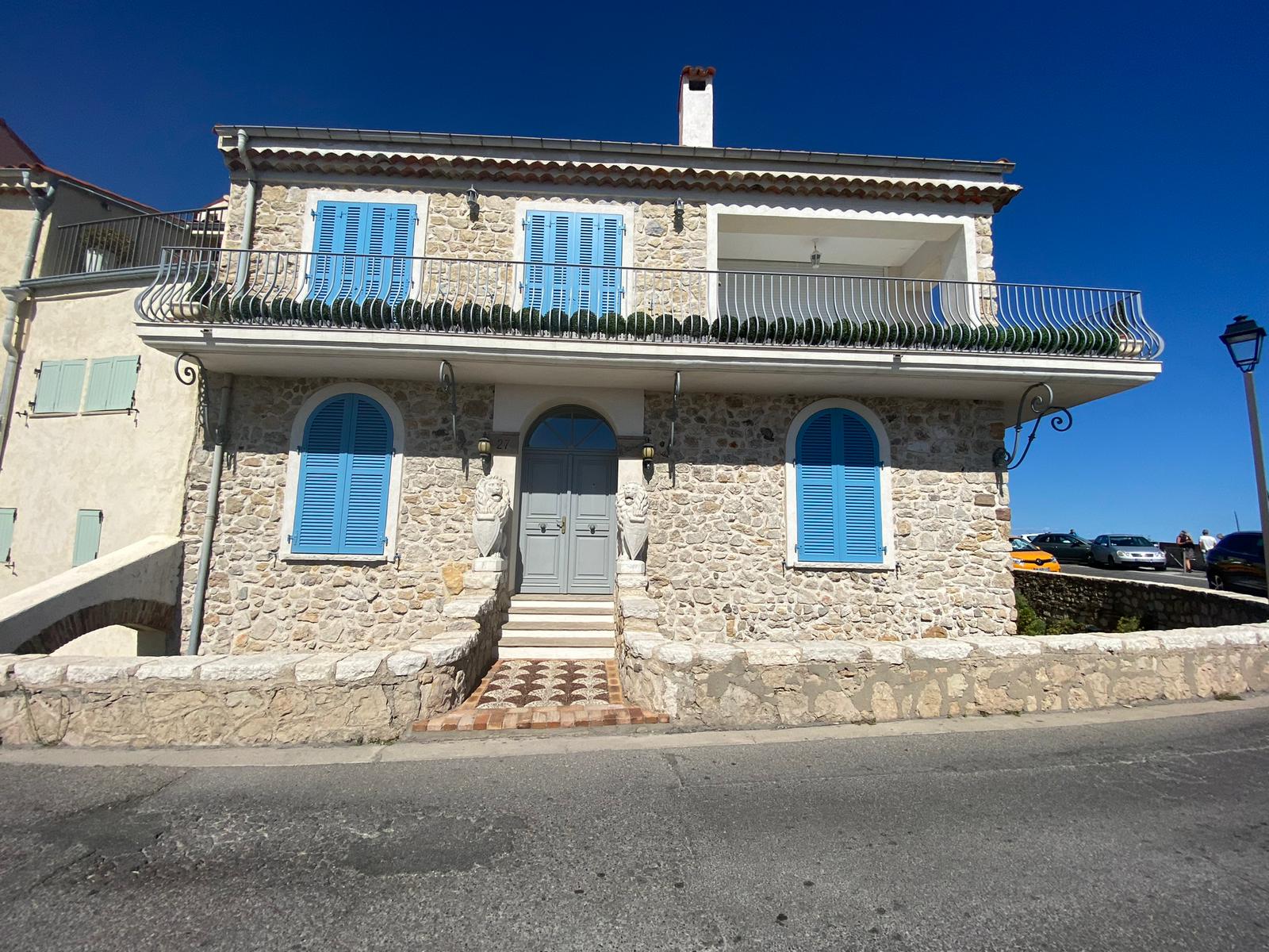 Sanierte Naturstein-Fassade